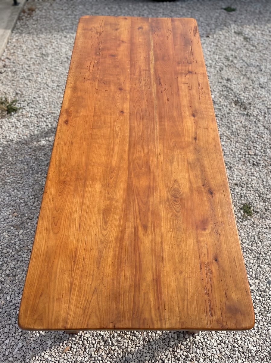 Restauration d'une table en merisier – après