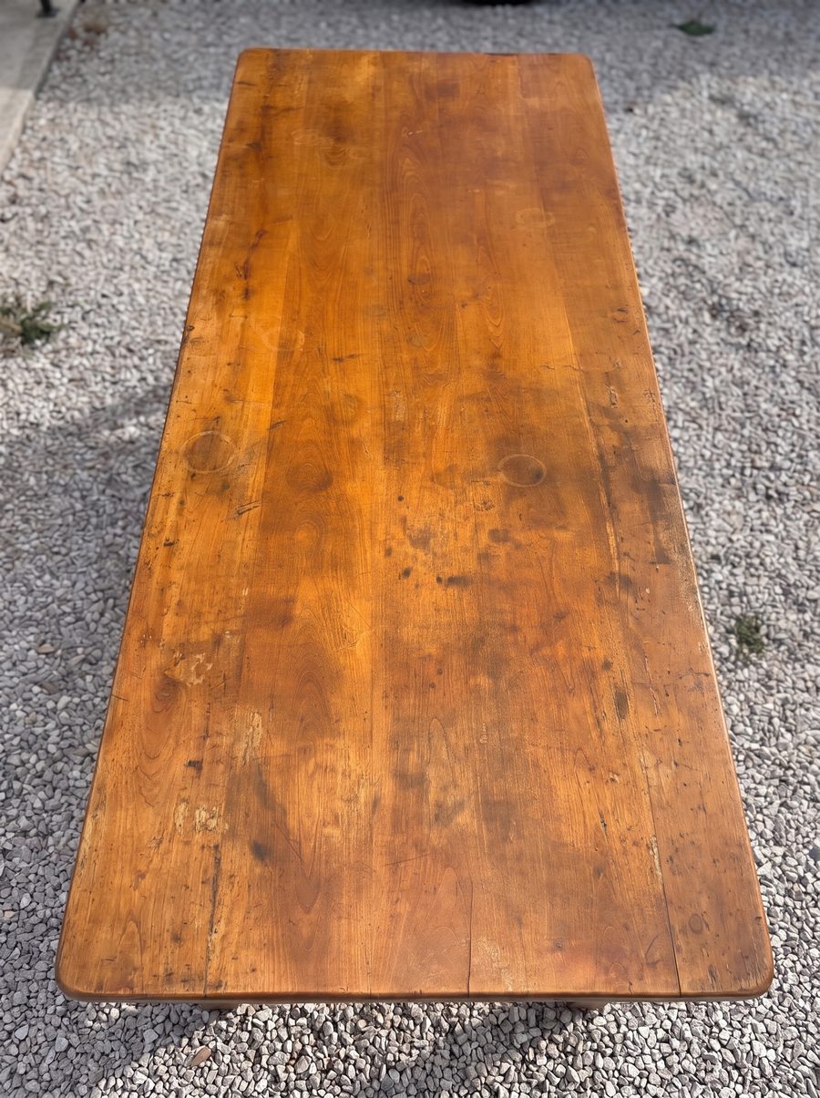 Restauration d'une table en merisier – avant