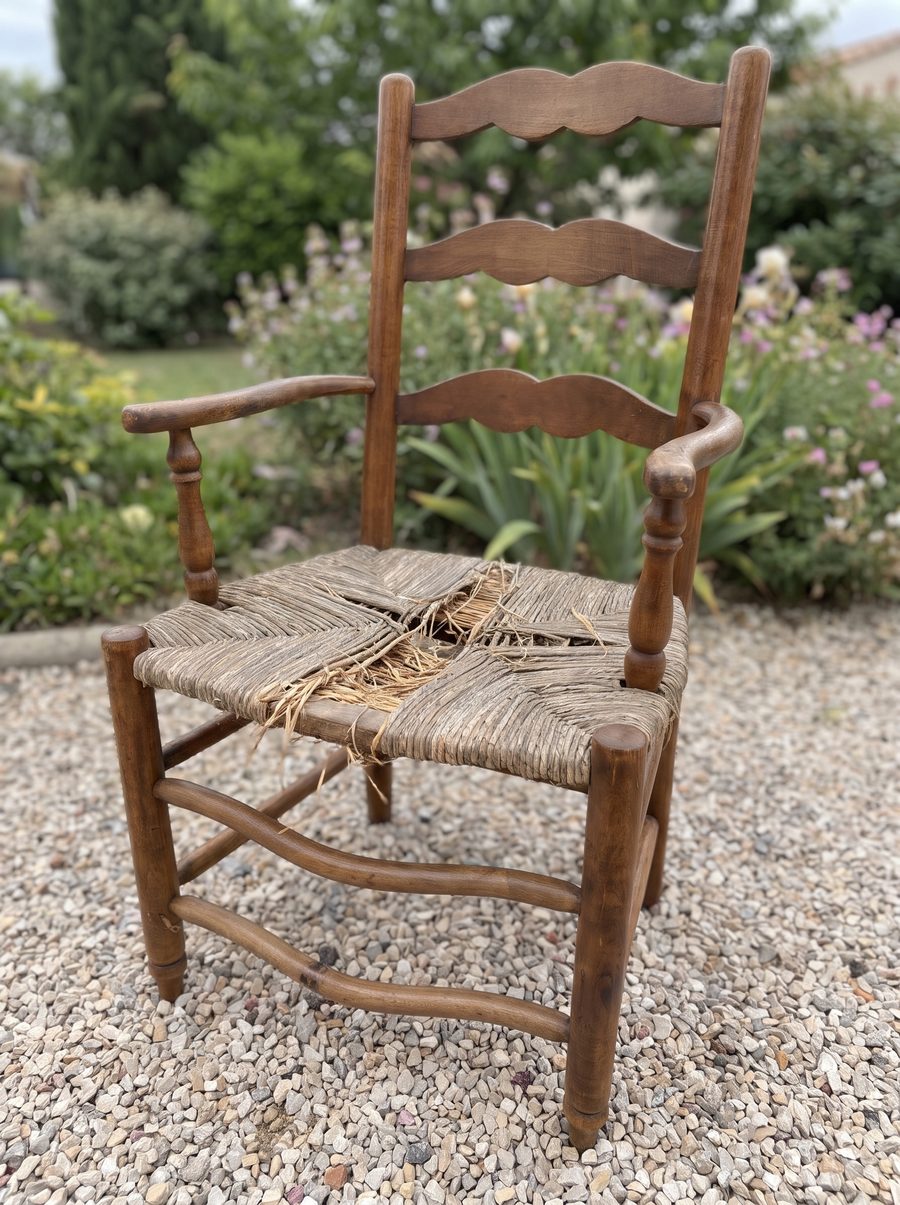 Rempaillage d'une chaise ancienne – avant
